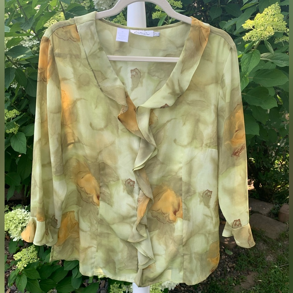 Softly tailored blouse in green